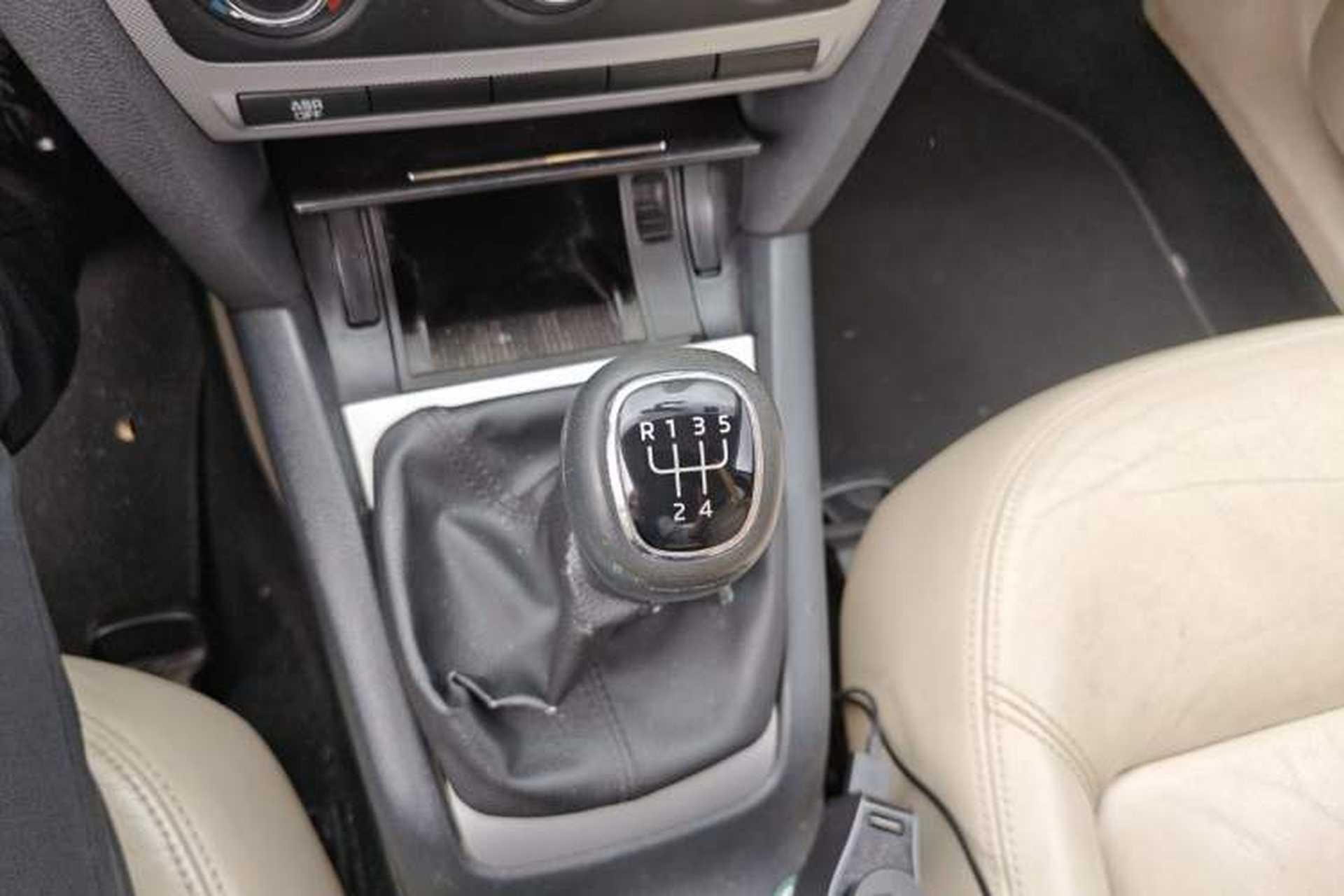 Used Skoda Octavia 2015 Classic Model 1.6L Manual Yijie Edition Gear Lever