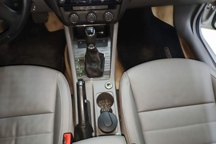 Used Skoda Octavia 2015 1.6L Automatic Yijun Edition Gear Lever