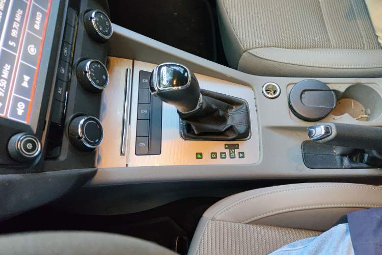 Used Skoda Octavia 2015 1.6L Automatic Yijie Edition Gear Lever