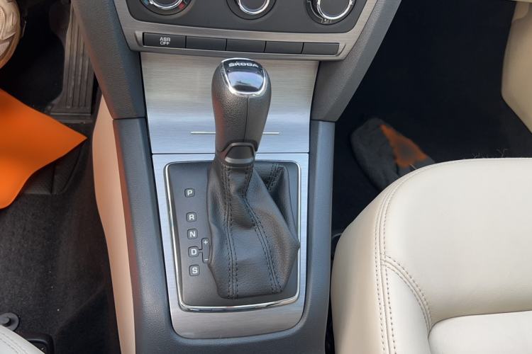 Used Skoda Octavia 2015 Classic Model 1.6L Automatic Yijie Version Gear Lever