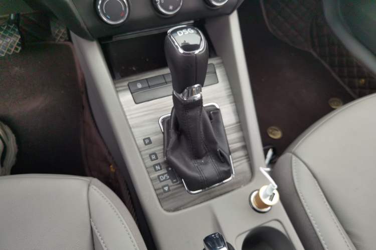 Used Skoda Octavia 2015 1.4TSI DSG Yijun Edition Gear Lever