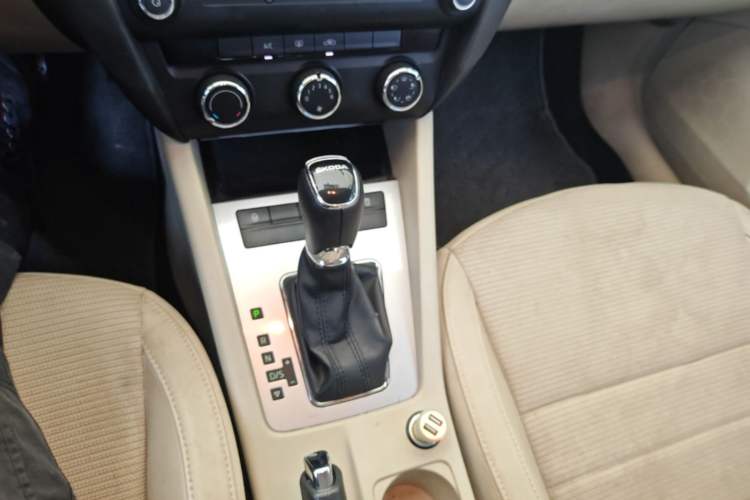 Used Skoda Octavia 2015 1.6L Automatic Yijie Edition Gear Lever