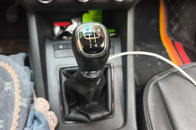 Used Skoda Octavia 2015 1.6L Manual Eado Edition Gear Lever