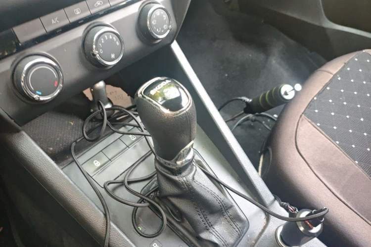 Used Skoda Octavia 2015 1.6L Automatic Eado Edition Gear Lever