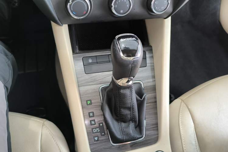 Used Skoda Octavia 2015 1.6L Automatic Yijun Edition Gear Lever