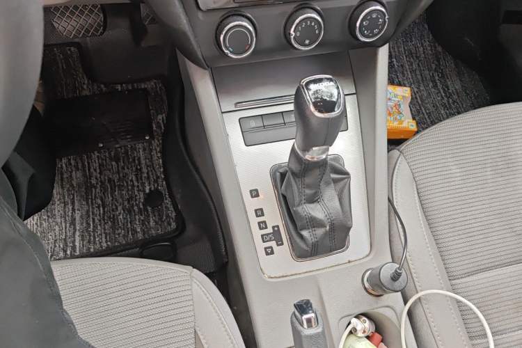 Used Skoda Octavia 2015 1.6L Automatic Yijie Edition Gear Lever
