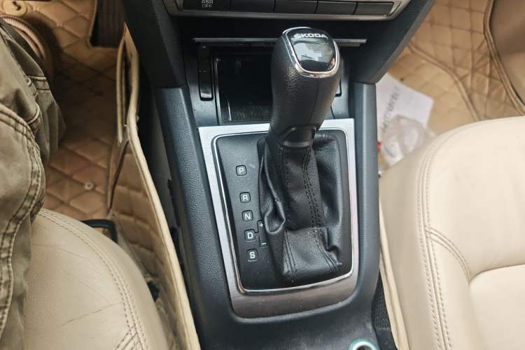 Used Skoda Octavia 2015 Classic Model 1.6L Automatic Yijie Version Gear Lever