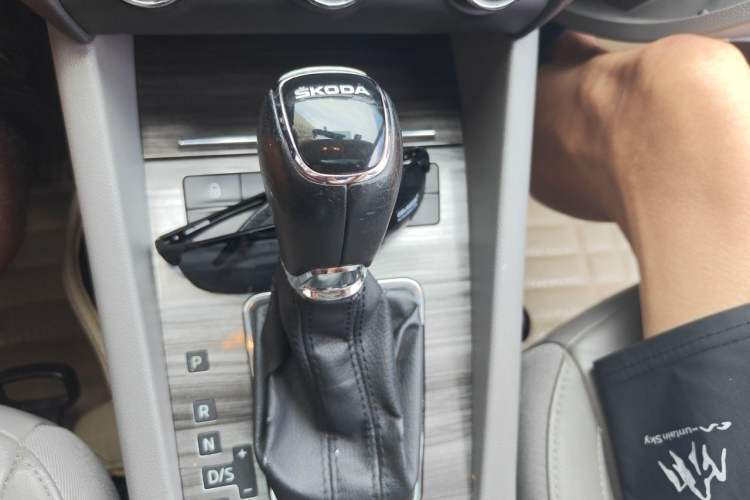Used Skoda Octavia 2015 1.6L Automatic Yijun Edition Gear Lever