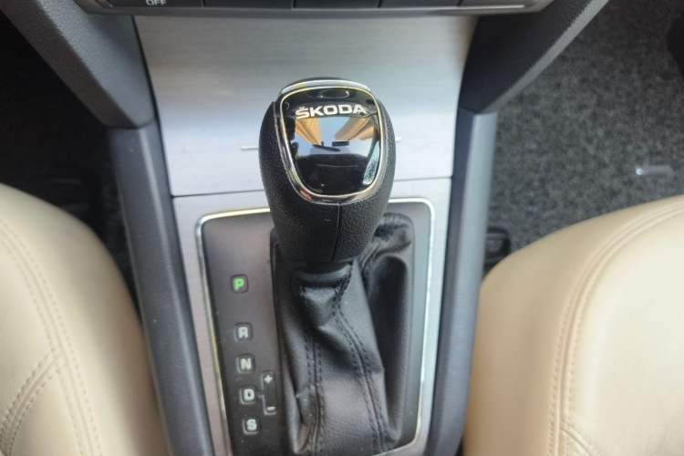 Used Skoda Octavia 2015 Classic Model 1.6L Automatic Yijie Version Gear Lever
