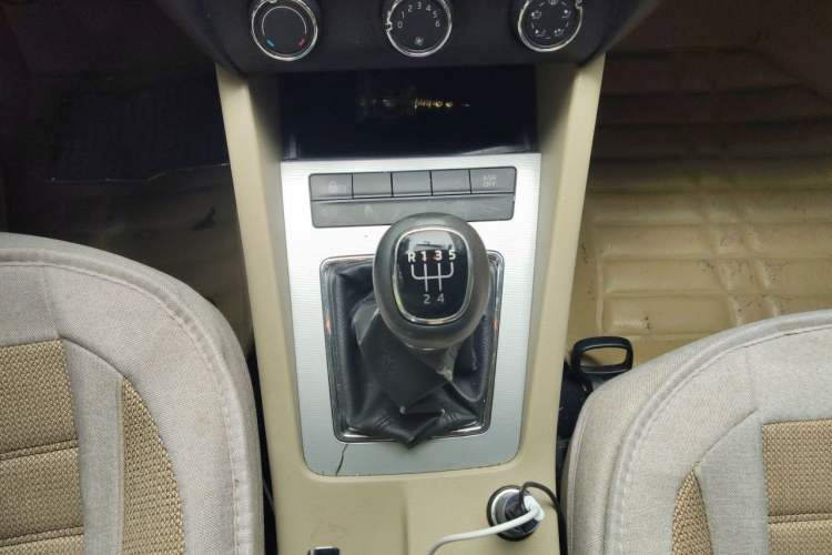 Used Skoda Octavia 2015 1.6L Manual Yijie Edition Gear Lever