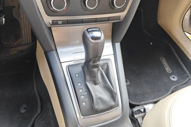 Used Skoda Octavia 2015 Classic Model 1.6L Automatic Yijie Version Gear Lever