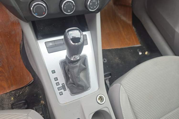 Used Skoda Octavia 2015 1.6L Automatic Yijie Edition Gear Lever