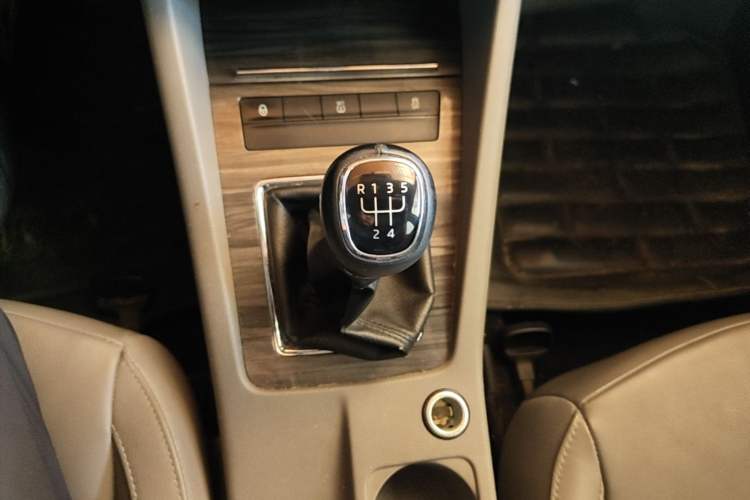 Used Skoda Octavia 2015 1.6L Manual Yijun Edition Gear Lever