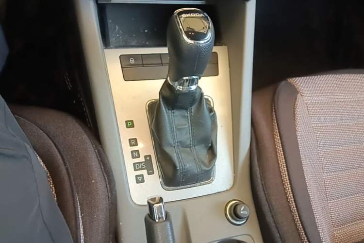 Used Skoda Octavia 2015 1.6L Automatic Yijie Edition Gear Lever