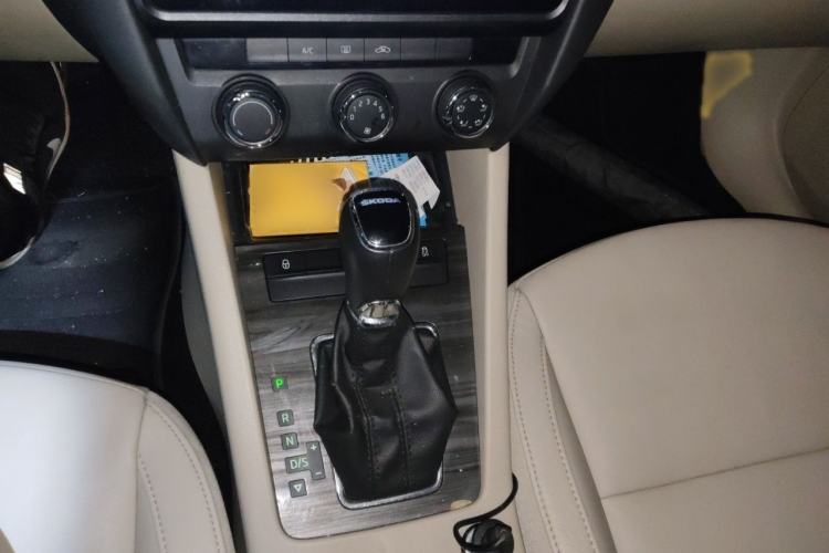 Used Skoda Octavia 2015 1.6L Automatic Yijun Edition Gear Lever