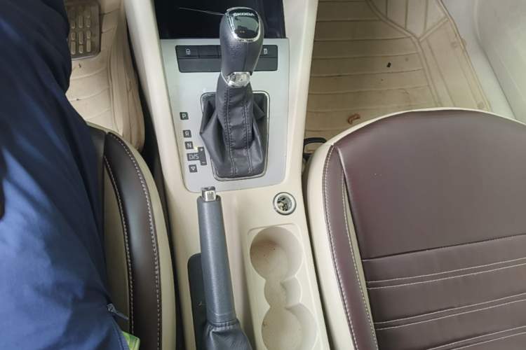Used Skoda Octavia 2015 1.6L Automatic Yijie Edition Gear Lever