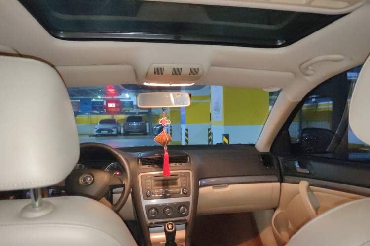 Used Skoda Octavia 2015 Classic Model 1.6L Manual Yijie Edition Headliner