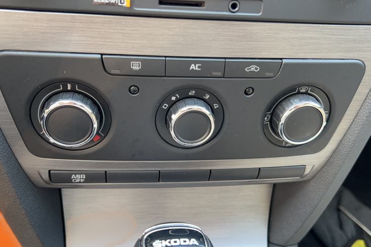 Used Skoda Octavia 2015 Classic Model 1.6L Automatic Yijie Version Interior 10