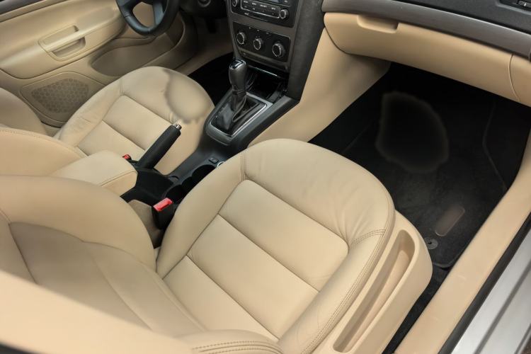 Used Skoda Octavia 2015 Classic Model 1.6L Automatic Yijie Version Interior 3