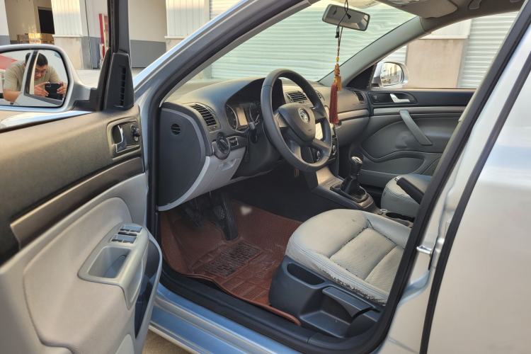 Used Skoda Octavia 2015 Classic Model 1.6L Manual Eado Version Interior 4