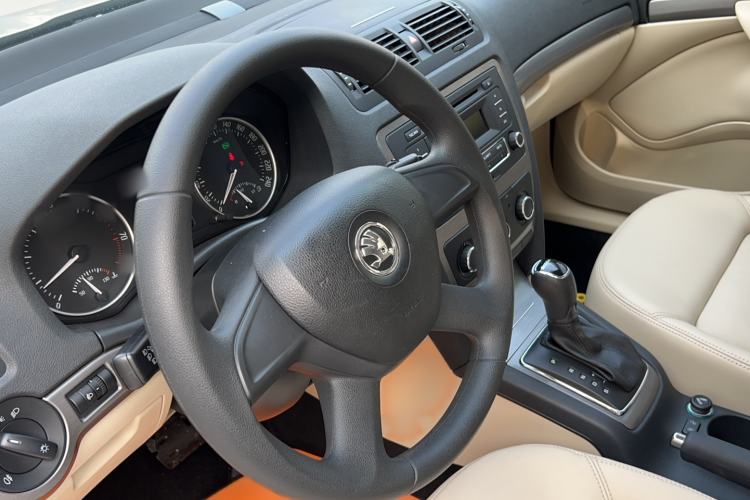 Used Skoda Octavia 2015 Classic Model 1.6L Automatic Yijie Version Interior 4