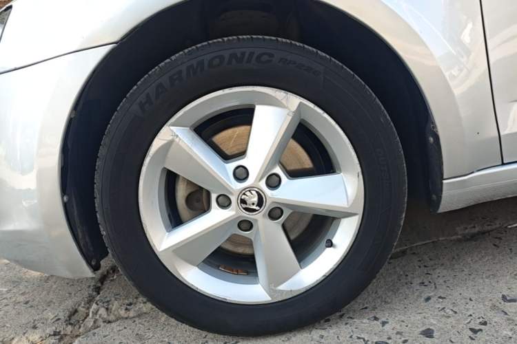 Used Skoda Octavia 2015 1.6L Automatic Yijie Edition Left Front Wheel Hub
