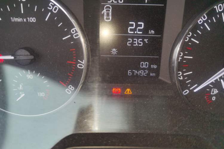 Used Skoda Octavia 2015 1.6L Automatic Eado Edition Odometer Close Up