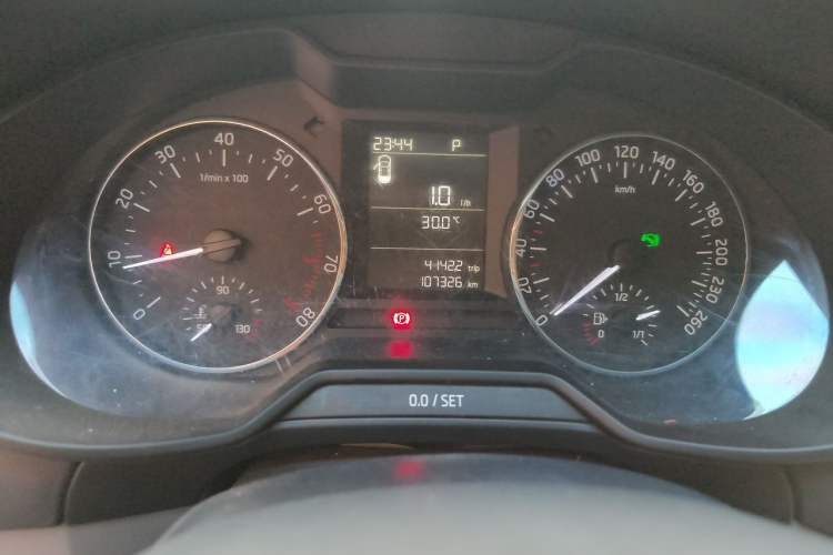 Used Skoda Octavia 2015 1.6L Automatic Yijie Edition Odometer Close Up