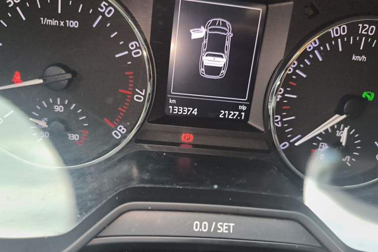 Used Skoda Octavia 2015 1.6L Automatic Yijun Edition Odometer Close Up