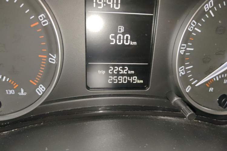 Used Skoda Octavia 2015 Classic Model 1.6L Manual Yijie Edition Odometer Close Up