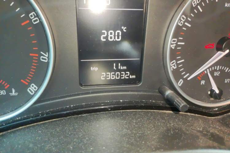 Used Skoda Octavia 2015 Classic Model 1.6L Manual Eado Version Odometer Close Up