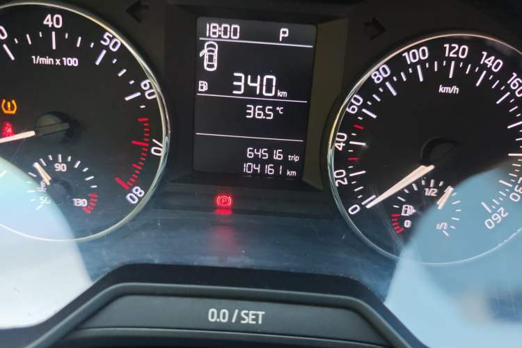 Used Skoda Octavia 2015 1.6L Automatic Yijie Edition Odometer Close Up