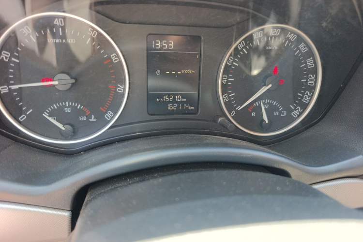 Used Skoda Octavia 2015 Classic Model 1.6L Manual Eado Version Odometer Close Up