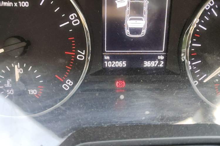 Used Skoda Octavia 2015 1.6L Manual Yijie Edition Odometer Close Up