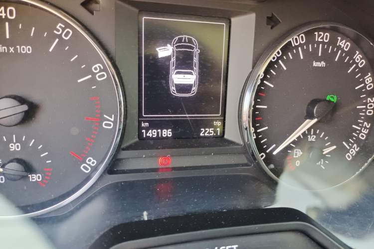 Used Skoda Octavia 2015 1.4TSI DSG Yijun Edition Odometer Close Up