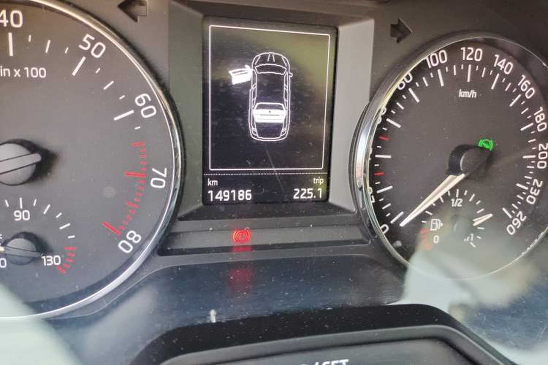 Used Skoda Octavia 2015 1.4TSI DSG Yijun Edition Odometer Close Up