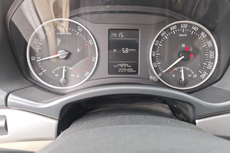 Used Skoda Octavia 2015 Classic Model 1.6L Manual Yijie Edition Odometer Close Up