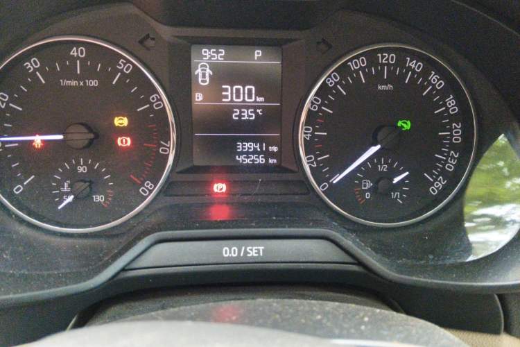 Used Skoda Octavia 2015 1.6L Automatic Yijie Edition Odometer Close Up