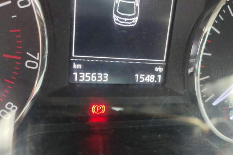 Used Skoda Octavia 2015 1.6L Manual Yijie Edition Odometer Close Up