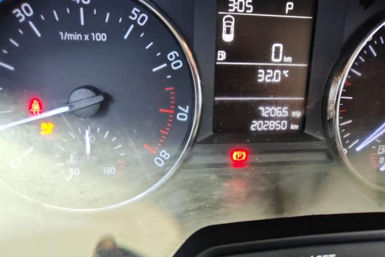 Used Skoda Octavia 2015 1.6L Automatic Yijie Edition Odometer Close Up