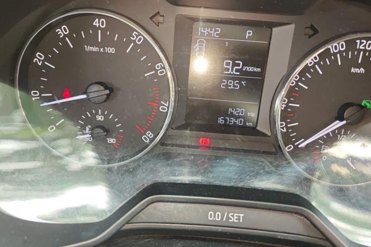 Used Skoda Octavia 2015 1.6L Automatic Yijie Edition Odometer Close Up