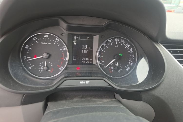 Used Skoda Octavia 2015 1.6L Automatic Yijie Edition Odometer Close Up