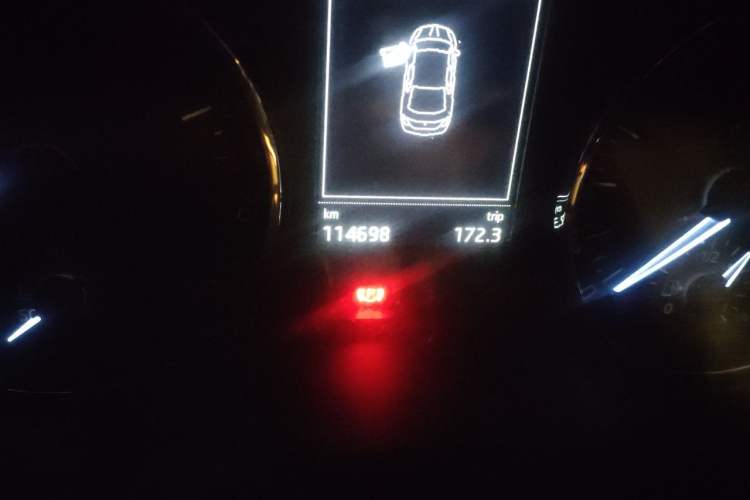 Used Skoda Octavia 2015 1.6L Manual Yijun Edition Odometer Close Up