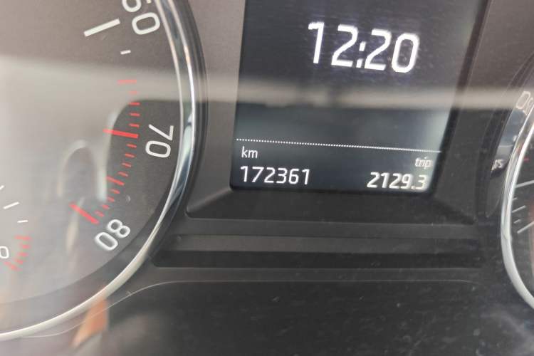 Used Skoda Octavia 2015 1.6L Automatic Yijun Edition Odometer Close Up