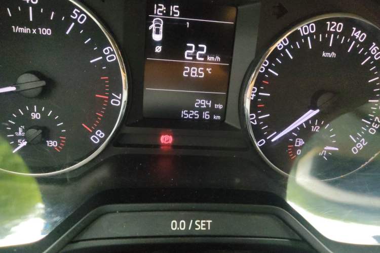 Used Skoda Octavia 2015 1.6L Manual Yijie Edition Odometer Close Up