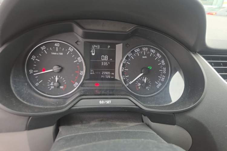 Used Skoda Octavia 2015 1.6L Automatic Yijie Edition Odometer Close Up