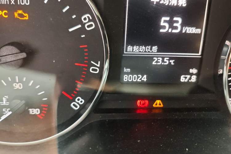 Used Skoda Octavia 2015 1.6L Automatic Yijun Edition Odometer Close Up