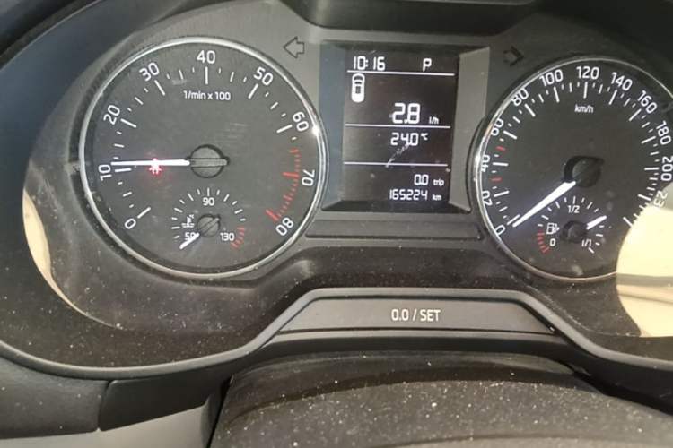 Used Skoda Octavia 2015 1.6L Automatic Yijie Edition Odometer Close Up