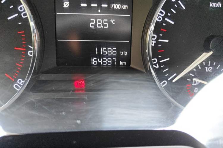 Used Skoda Octavia 2015 1.6L Manual Yijie Edition Odometer Close Up