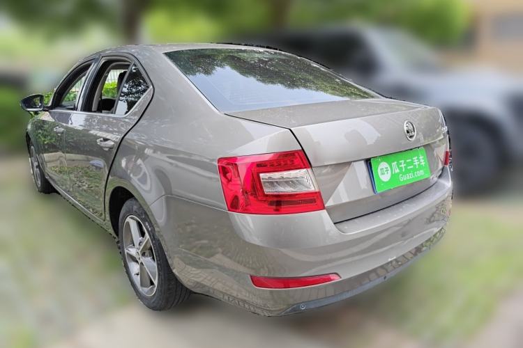 Used Skoda Octavia 2015 1.6L Manual Yijie Edition Rear Left 45 Deg